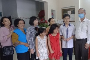 慈善單位探望“夢想之橋”貧困優秀生