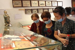 懷舊物品熱心捐贈者參觀展覽空間物品。