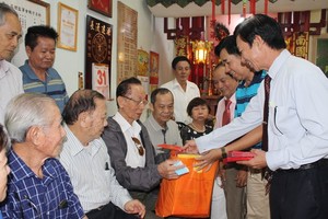 該宗祠會長葉其達向諸位宗親長者贈送敬老禮物。