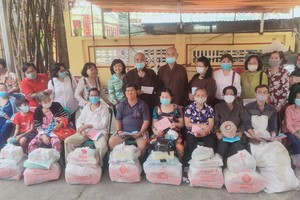 龍華寺向貧困戶贈送歲暮禮物