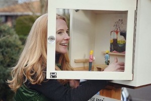 米爾朗尼佈置迷你畫廊。（圖源：互聯網）