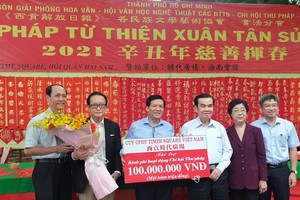 西貢時代廣場股份公司總經理張豐裕(左二)向組委會贊助１億元。