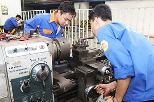 本市遠東高等學校的職技學生在上實習課。