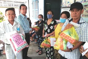 玻璃業團主席李國強(左一)和熱心廠商楊慶文(左二)向團員派發禮物。