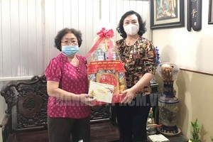 市人委會副主席潘氏勝（右）親往探望已故的T4華運處原主任、市華人工作處原主任蟻團同志家屬並贈送春節禮物。（圖源：市黨部新聞網）