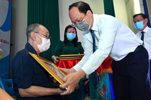 市委副書記阮胡海向范文六同志頒授60年黨齡紀念章。（圖源：越勇）