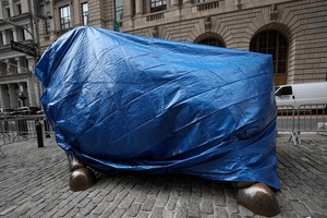 當地時間2021年1月31日，美國紐約，位於曼哈頓的標誌性雕像“華爾街銅牛”被布裹起，以防潛在攻擊。（圖源：互聯網）