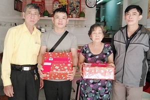 為華人革命老前輩送暖