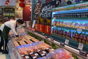 一名工作人員疫情期間在北京一家超市內擺放新西蘭進口牛肉。