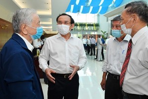 市委書記阮文年與各高級退休幹部交談。（圖源：越勇）