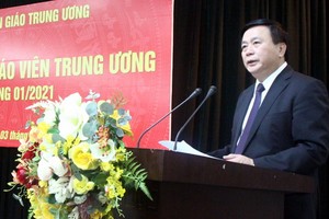 黨中央政治局委員、胡志明國家政治學院院長、中央理論委員會主席阮春勝在會上簡報有關黨“十三大”的結果。（圖源：黃秀）