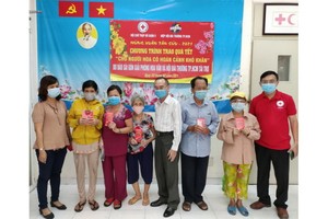 本報領導與第五郡紅十字會主席向華人贈送禮物。