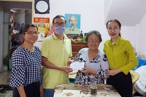 第五郡越南祖國陣線委員會與穗城會館代表探望越南英雄母親。