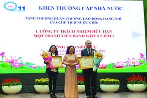 高肇力先生個人和亞洲餅家集體分別獲得國家 授予二等勞動勳章。