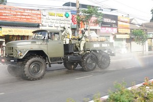 平陽省防疫人員在該省疫區的街道上進行噴霧消毒。（圖源：月潮）
