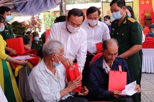 市委書記阮文年向退休幹部拜年。（圖源：仲球）