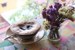 用碗盛放咖啡的咖啡廳。