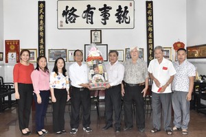 市民族處新主任黃文鴻玉（右四）和陪同團與義安會館理事會成員合照留念。