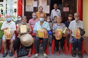 二府會館理事會代表向諸鄉親贈送新年禮物。