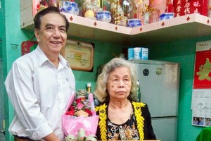 朱杞文向高齡華人贈送賀壽禮物。