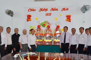 市委常務副書記陳留光（右五）親往探望市天主教團結委員會及越南南方基督教總聯會並祝賀新年。（圖源：市黨部新聞網）