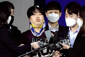 韓國「N號房」主犯趙主彬（中）在接受採訪。