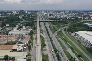 河內公路的右邊是第九郡高新技術園區， 左邊是市國立大學。