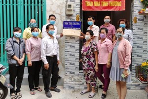 本報編委文忠孝（後排左二）與地方領導向陳明雄、張巧珍夫婦分享擁有新屋的喜悅。