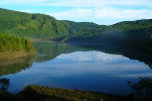 翠峰湖有如太平山上的一顆藍寶石。