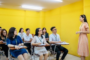 六旬學生陶氏舒（第一排、中間）在文憲大學上課時。