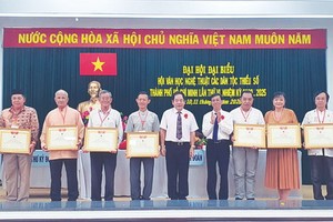 作者（左四）代表市華文文學會領取越南文學藝術協會獎狀。