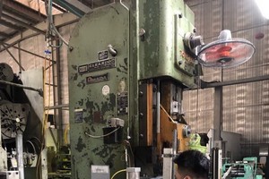 越視野公司裝造零配件。