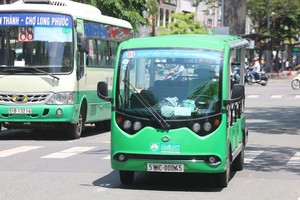 圖為行駛在第一郡咸宜街道上的一輛12座位小型巴士。（圖源：嘉明）