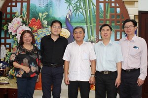 大同進公司總經理陳志強(左二)與市民族處領導合照留念。