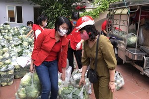 河內市民前到越南紅十字會中央辦事處購買農產品。（圖源：VOV）
