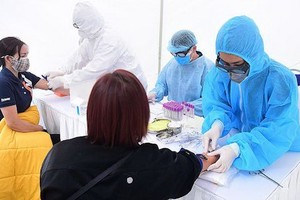 醫護人員是首要優先接種疫苗對象。（圖源：VNE）