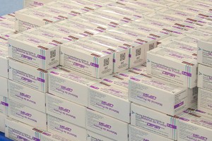 墨西哥一個存庫中大量的阿斯利康新冠疫苗。（圖源：互聯網）