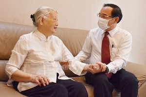 市委書記阮文年看望段翠波醫生。（圖源：市黨部新聞網）