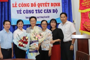 同事祝賀華人幹部文國寶(左三)。