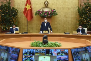 政府總理阮春福（中）在會議上發表指導意見。（圖源：VGP）