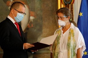 當地時間2月24日，委內瑞拉外長豪爾赫‧阿雷亞薩（左）在會面後將文件交給歐盟大使伊莎貝爾‧布瑞漢特‧佩德羅薩（右）。（圖源：Getty Images）