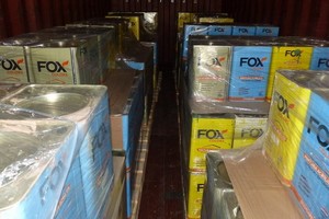 查獲的毒品就藏在這些錫罐裡。（圖源：EPA）