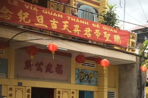 善信到各華人公所關帝廟上香。