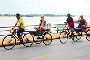 遊客乘坐拉車觀光新關市 。