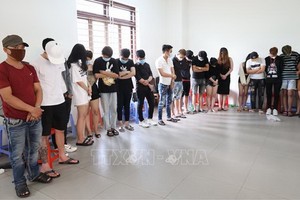 33名男女青年毒品者被扣押在公安派出所。（圖源：越通社）