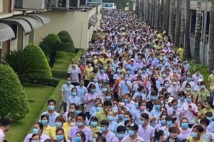 本月25日上午，前江Simone手袋有限責任公司的約8200名工人一律停工。（圖源：美萍） 