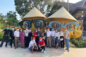 春節剛過後前往富國島參觀遊玩的首批旅遊團。（圖源：玲英）