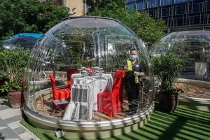 當地時間2021年1月7日，菲律賓帕賽市，喜來登酒店設置多功能透明泡泡屋，顧客可在此進行就餐等活動。（圖源：IC Photo）