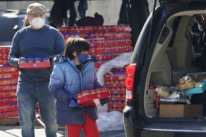 美國得州有義工分發食物和食水。（圖源：AP）
