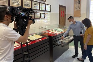 市電視台第九頻道採訪麒麟與收集西堤華人文物故事。